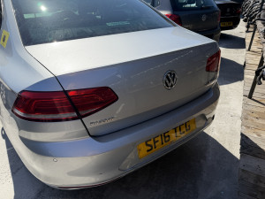 Pasat 8 zadnji branik