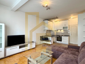 Trosoban stan sa parking mjestom, naselje Centar