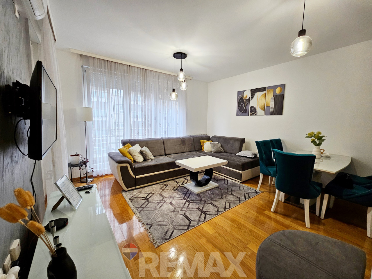 Dvosoban,namješten stan 45m2 sa garažom 1km od centra