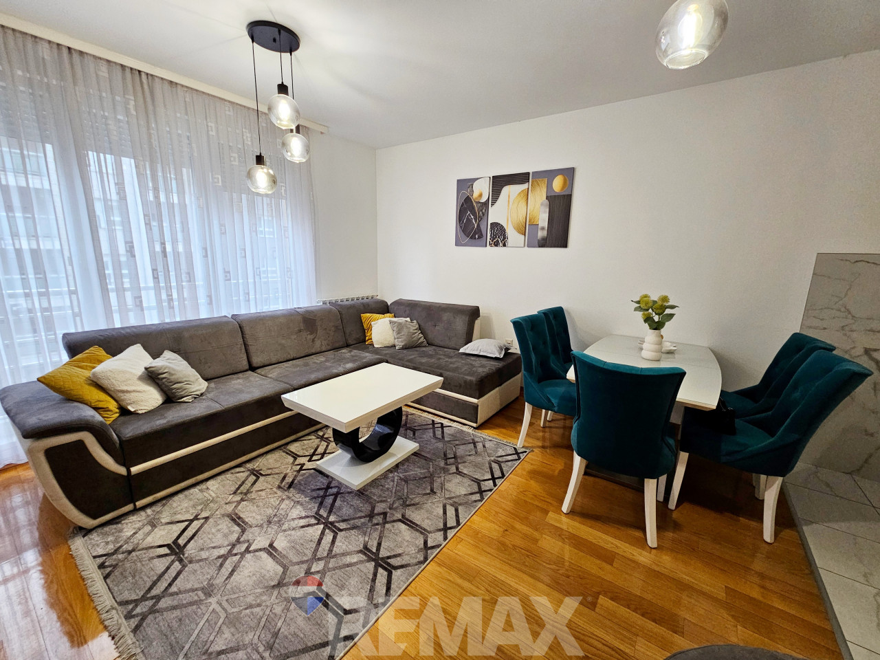 Dvosoban,namješten stan 45m2 sa garažom 1km od centra 2