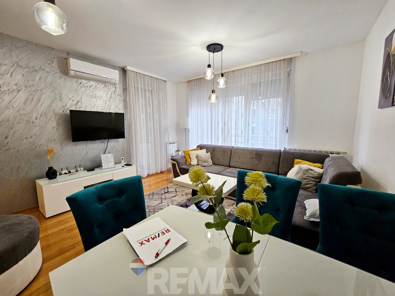 Dvosoban,namješten stan 45m2 sa garažom 1km od centra 3