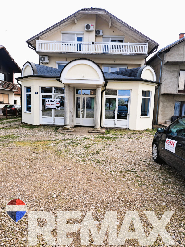 Poslovni prostor 170m2 sa parcelom 500m2,Laktaši 3