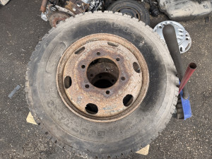 8.5 R 17.5 gume i felge  mercedes  508 608 6 kom