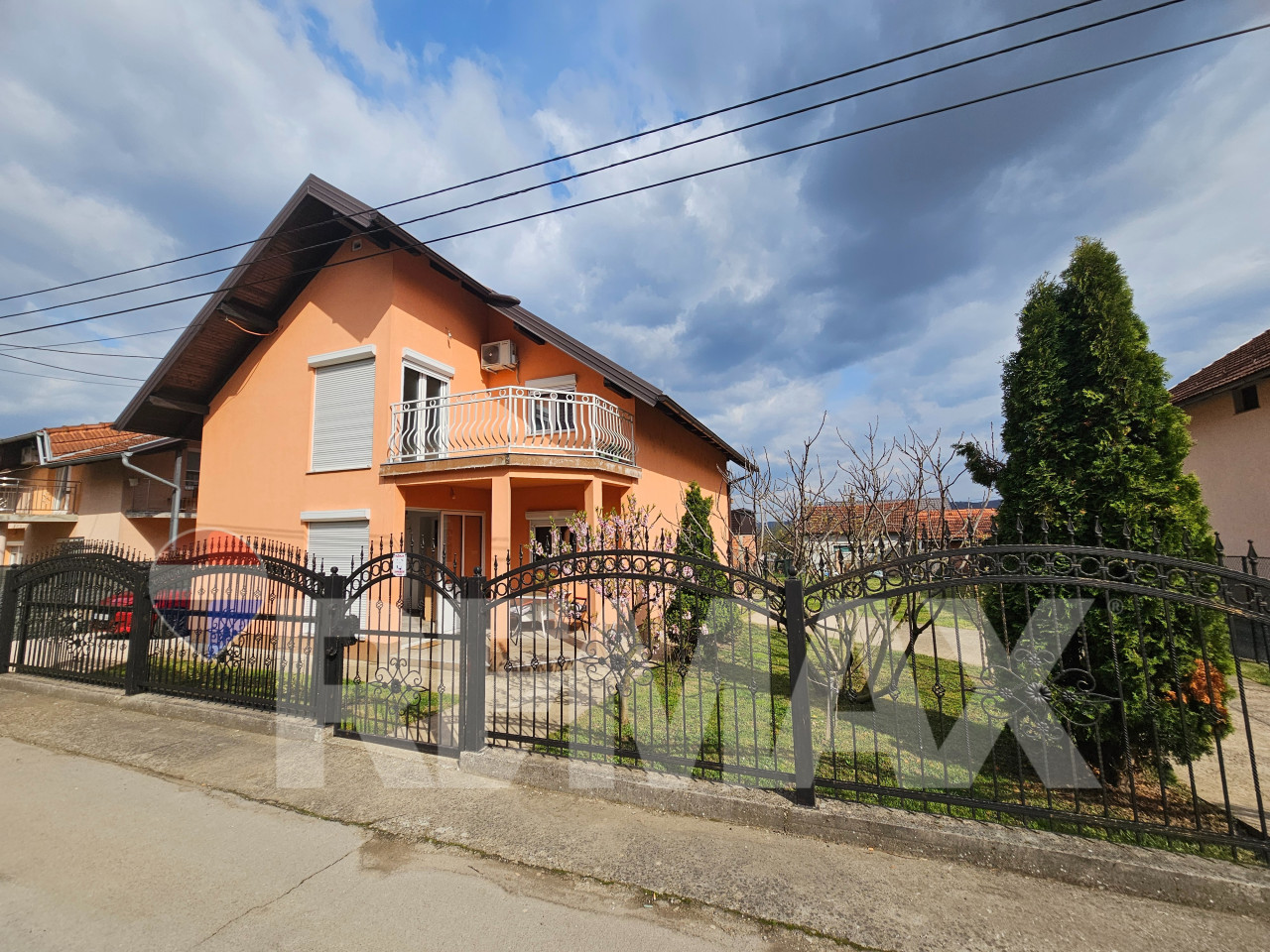 Odlična kuća/ plac 572m2/ 2 trosobna stana