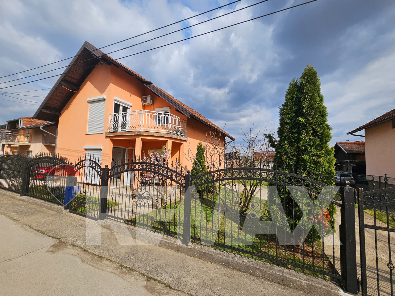 Odlična kuća/ plac 572m2/ 2 trosobna stana 3
