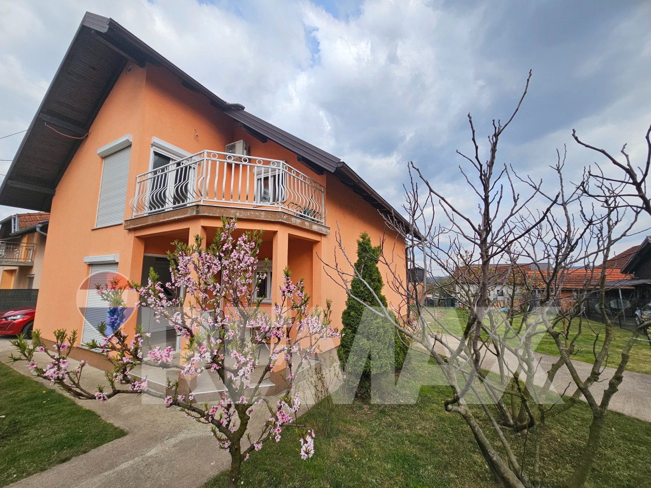 Odlična kuća/ plac 572m2/ 2 trosobna stana 2