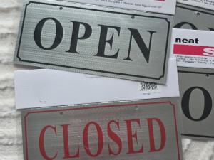 NATPIS OPEN>CLOSE ALUMINIJ 9X20cm OBOSTRANI