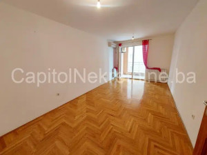 Trosoban nenamješten stan, Stup