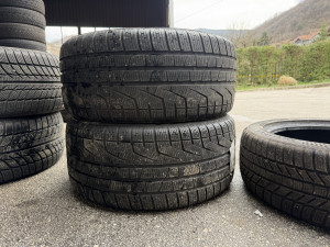 Prodajem 2 gume 245/35/18 Pirelli 6mm