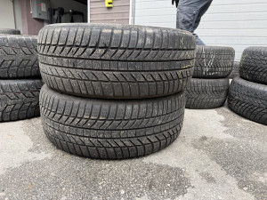 Prodajem 2 gume 235/55/17 Continental