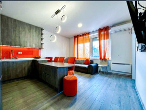 CAPITAL/ Trosoban stan M.Dvor/ 2.sprat/ Fra A. Zvizdovića