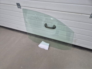 Prednje desno staklo vrata VW Caddy 2010-2015 god