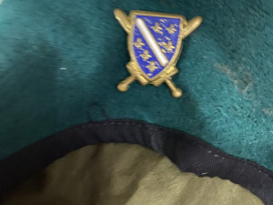 Zelena beretka sa oznakom ljiljan