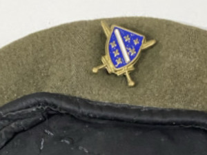 Zelena beretka sa oznakom ljiljan