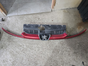 Pegout 206 maska izmedju farova