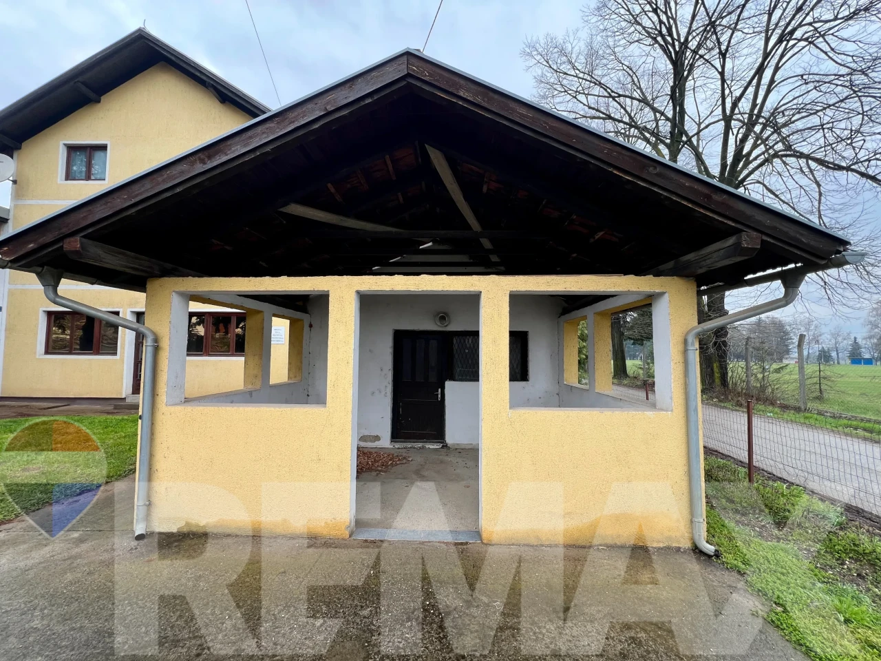 Kuća na odličnoj lokaciji | 3 stana i poslovni prostori | Kuljani 7