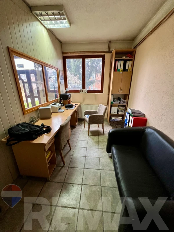 Kuća na odličnoj lokaciji | 3 stana i poslovni prostori | Kuljani 11