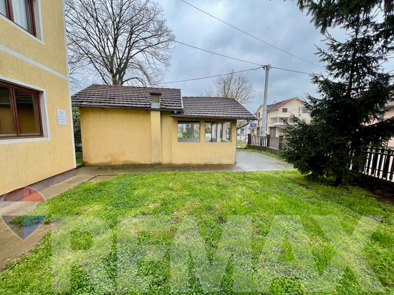 Kuća na odličnoj lokaciji | 3 stana i poslovni prostori | Kuljani 32