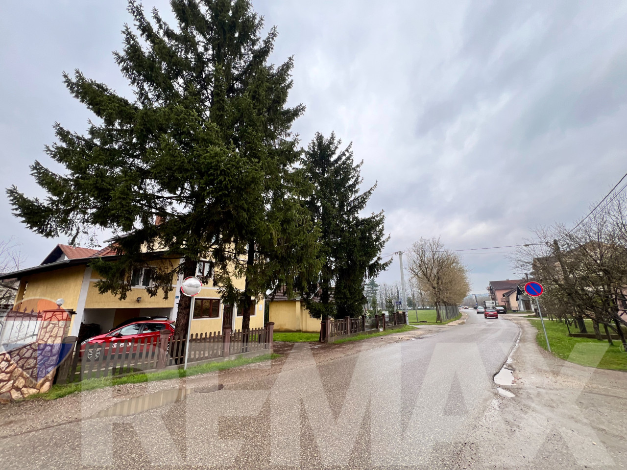 Kuća na odličnoj lokaciji | 3 stana i poslovni prostori | Kuljani 35
