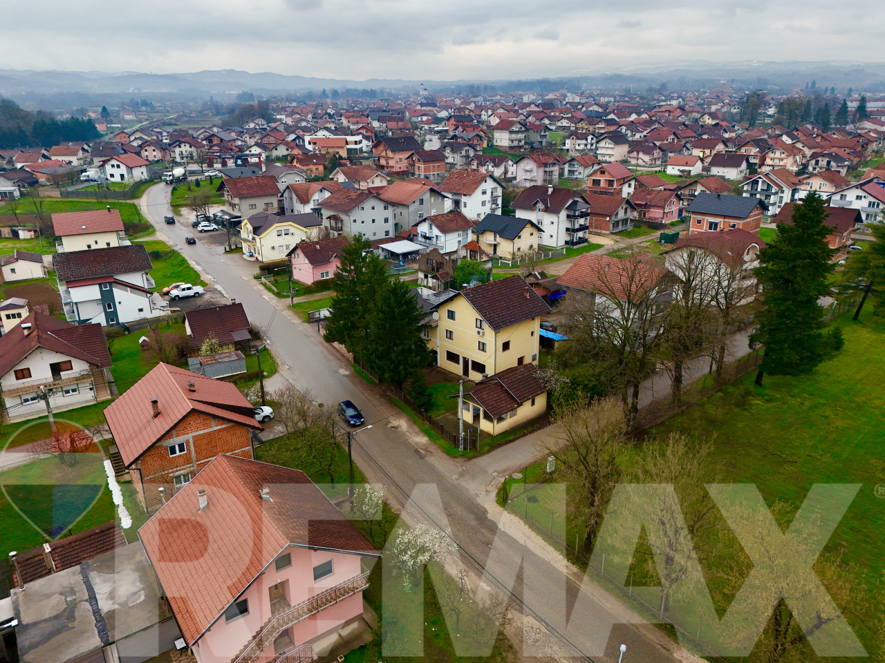 Kuća na odličnoj lokaciji | 3 stana i poslovni prostori | Kuljani 36