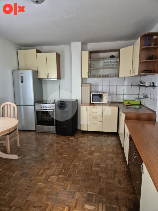 Iznajmljujem stan u kuci, 65m2, naselje Lauš 3
