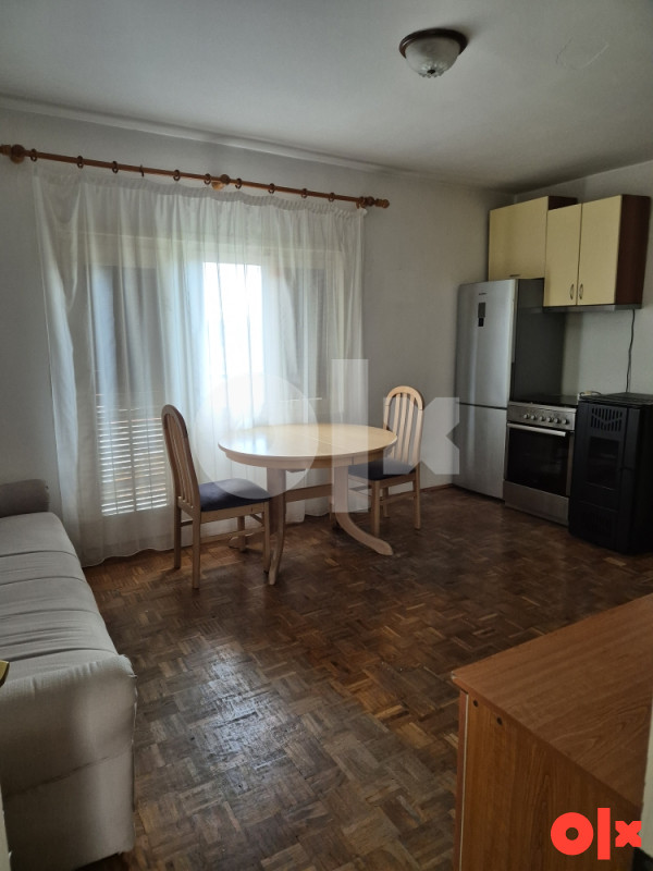 Iznajmljujem stan u kuci, 65m2, naselje Lauš 2