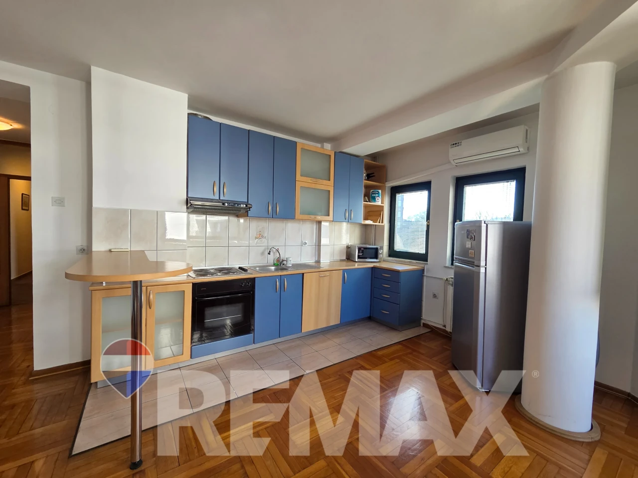 Trosoban stan 78m2 kod N.Skupštine, garaža, privatni parking 3