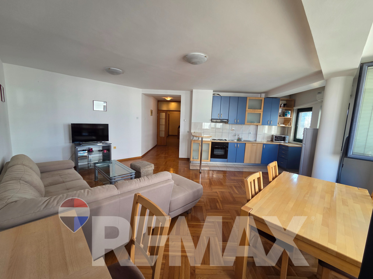 Trosoban stan 78m2 kod N.Skupštine, garaža, privatni parking 4