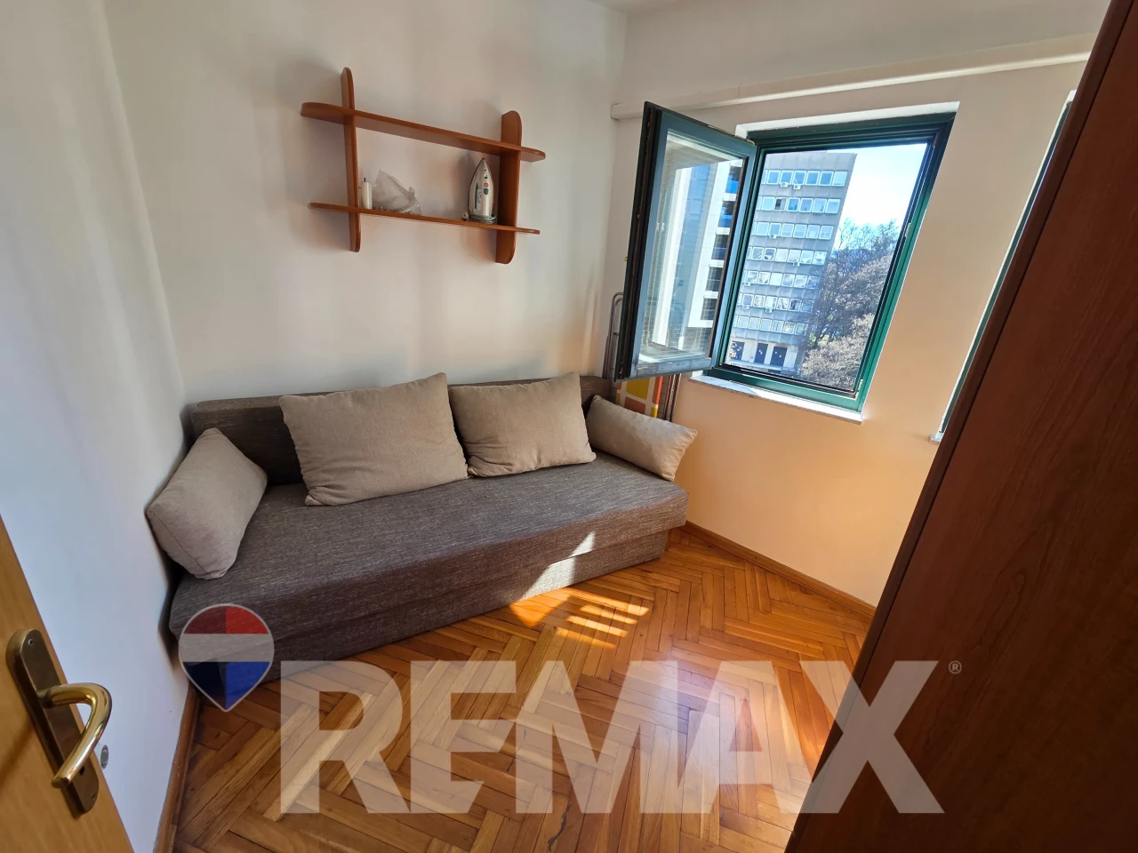 Trosoban stan 78m2 kod N.Skupštine, garaža, privatni parking 7