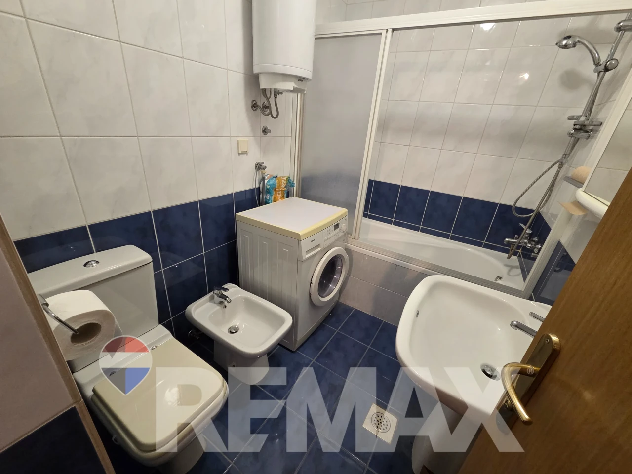 Trosoban stan 78m2 kod N.Skupštine, garaža, privatni parking 9
