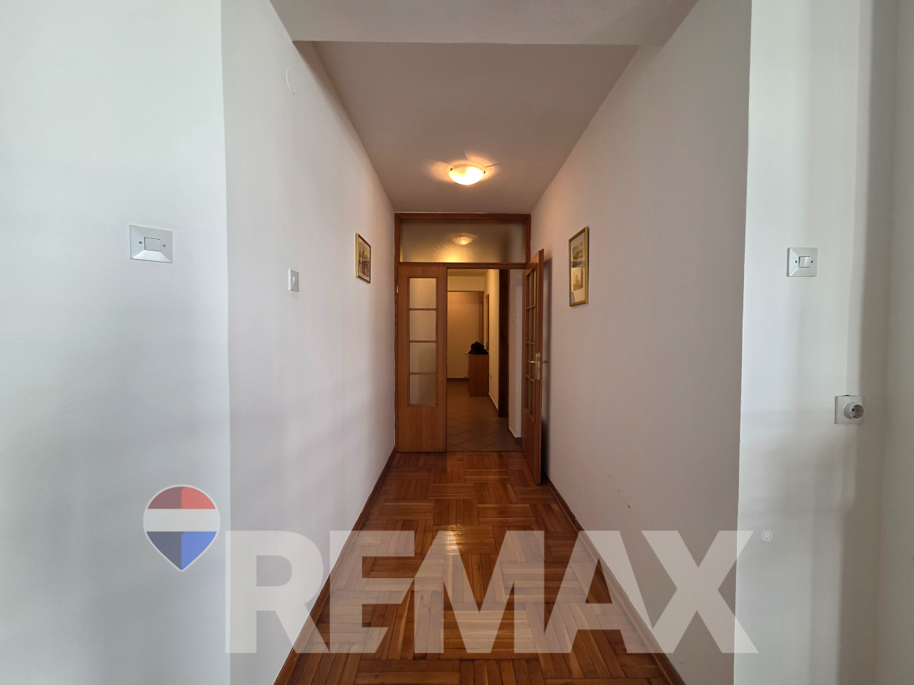 Trosoban stan 78m2 kod N.Skupštine, garaža, privatni parking 10