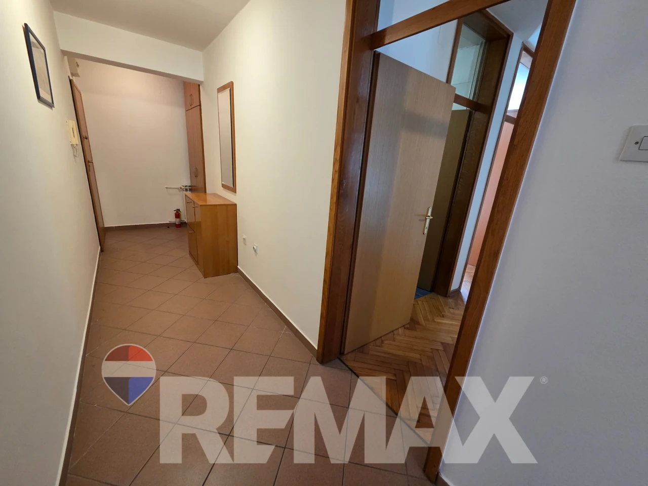 Trosoban stan 78m2 kod N.Skupštine, garaža, privatni parking 11