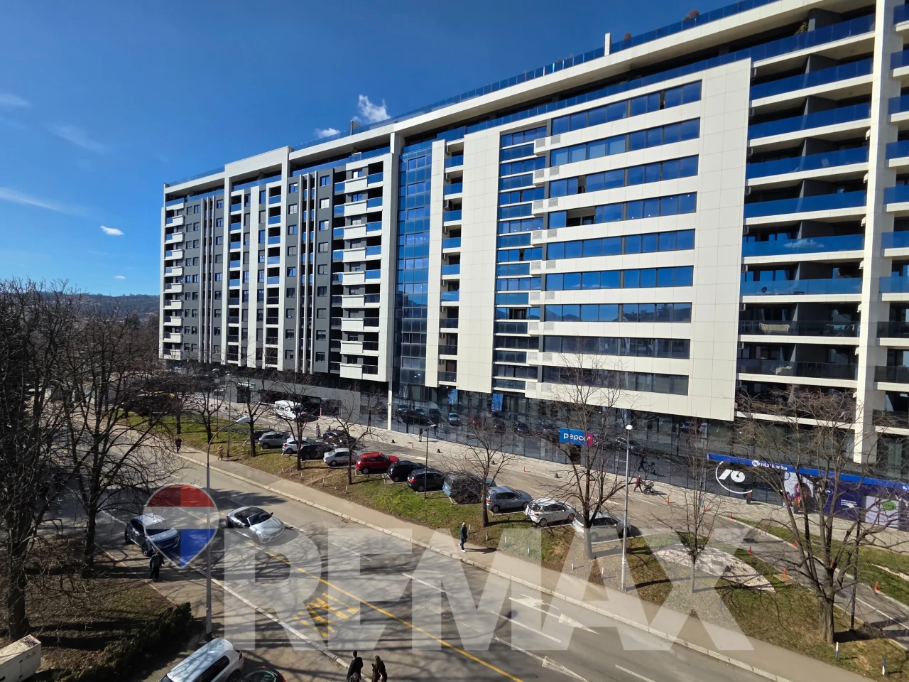Trosoban stan 78m2 kod N.Skupštine, garaža, privatni parking 13