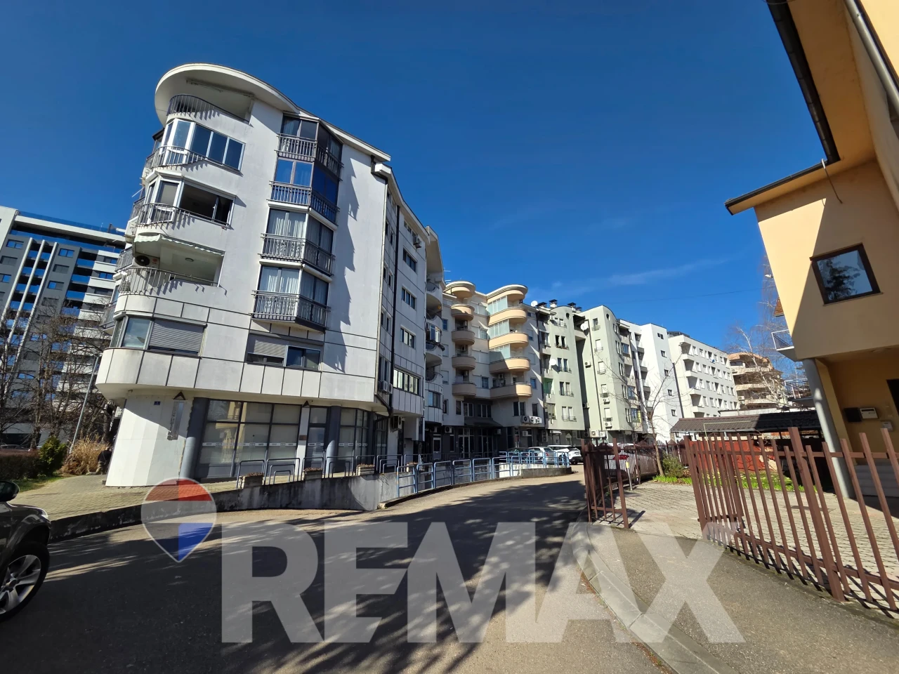 Trosoban stan 78m2 kod N.Skupštine, garaža, privatni parking 15