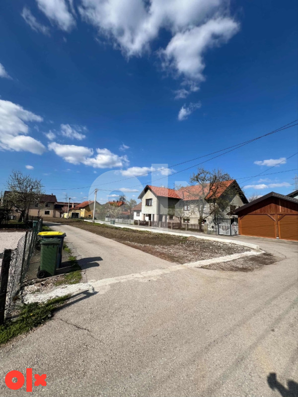 Izdaje se zemljište 1100m2 Živinice 2