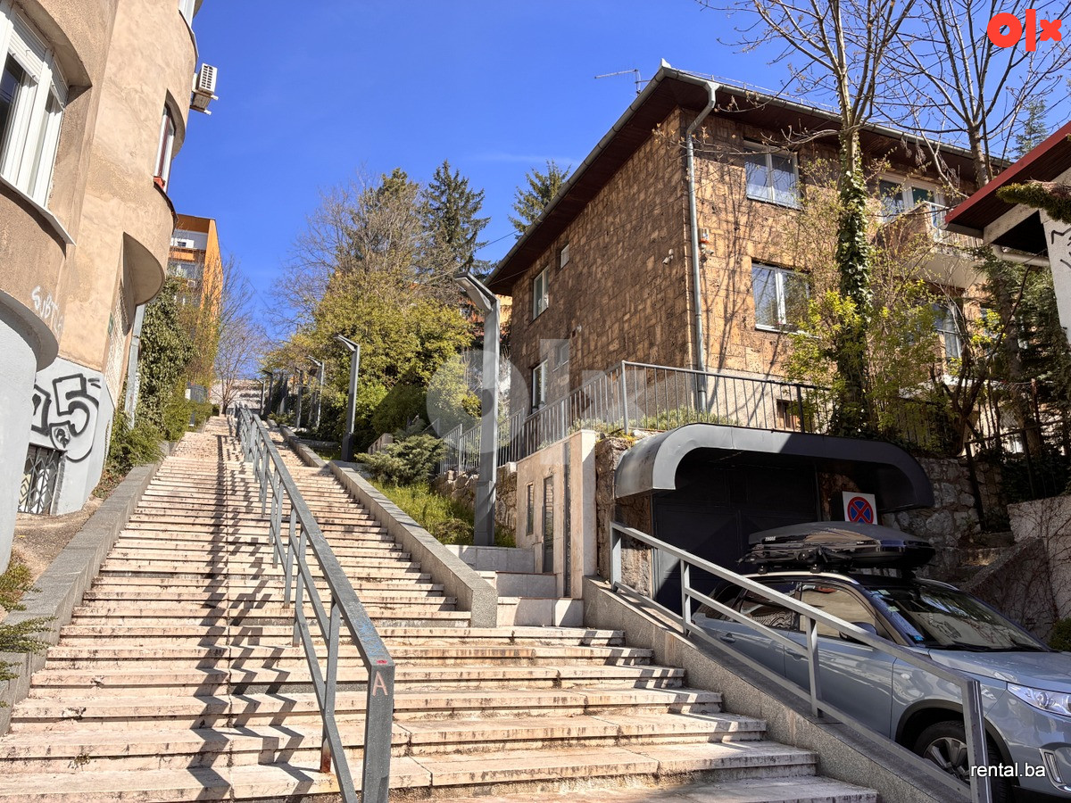 Petosoban dvoetažni stan najam Centar Sarajevo