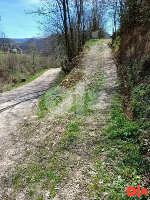 Prodaje se zemljište sa kućom i pomoćnim objektom 2