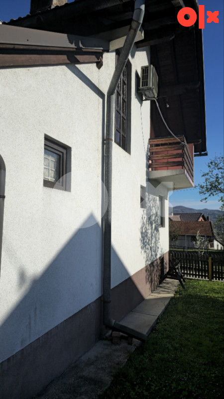Vitez Ograđena kuća sa okućnicom i tri garaže 2