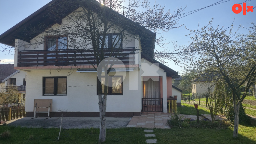 Vitez Ograđena kuća sa okućnicom i tri garaže