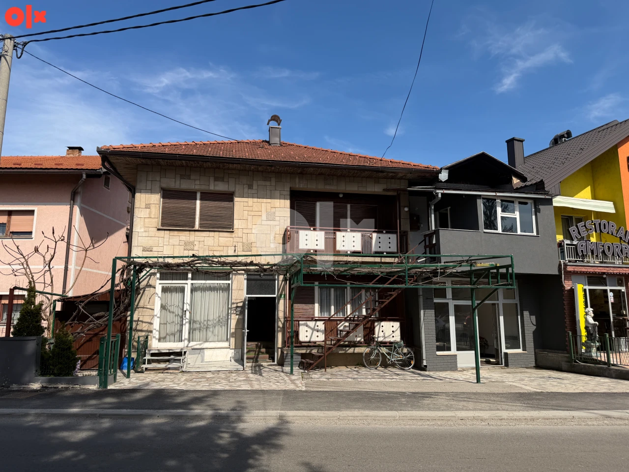 Kuća sa 2 poslovna prostora i apartmanom
