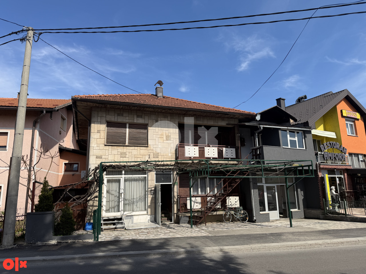 Kuća sa 2 poslovna prostora i apartmanom 2