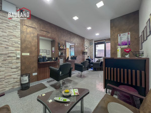 Spreman biznis! Opremljen frizerski salon za najam/ Stup