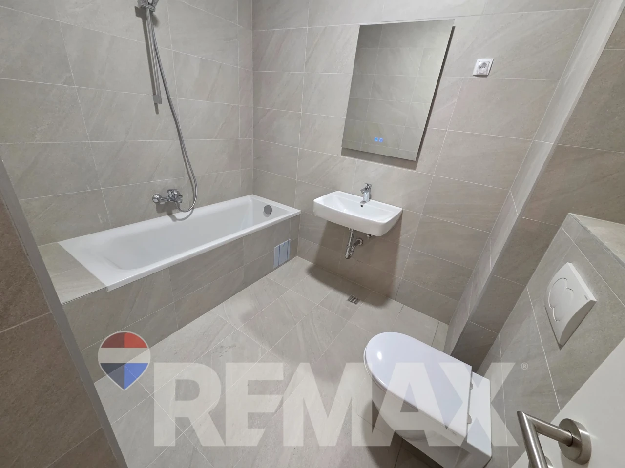 Nov četverosoban stan 98m2, centar, garaža 19m2, ostava 14m2 14