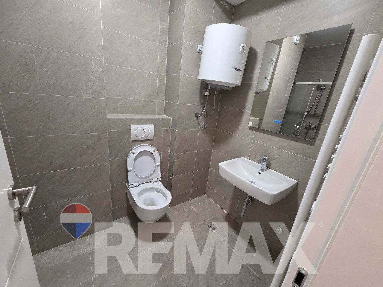 Nov četverosoban stan 98m2, centar, garaža 19m2, ostava 14m2 16