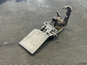 BRAVA PREDNJE HAUBE AUDI Q3 8U 2014 8U0823480A