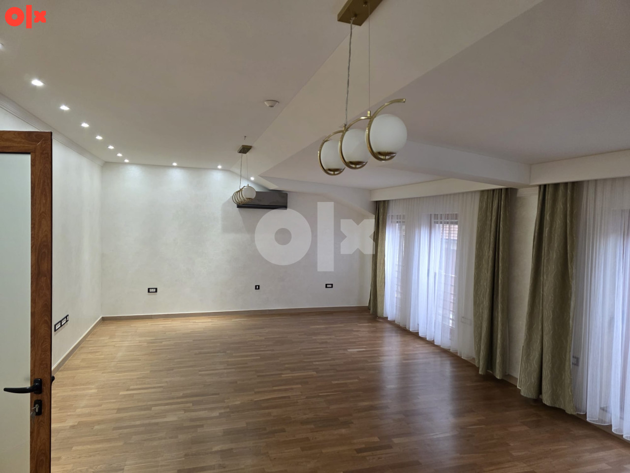 RENOVIRAN STAN 107m2 ,CENTAR ZENICE( UL. MARŠALA TITA)