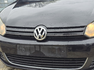 VW Golf 6 maska izmedju farova
