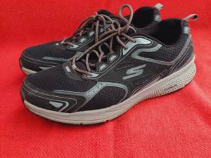 Tene patike skachers  M strike  broj  47  memory pjena