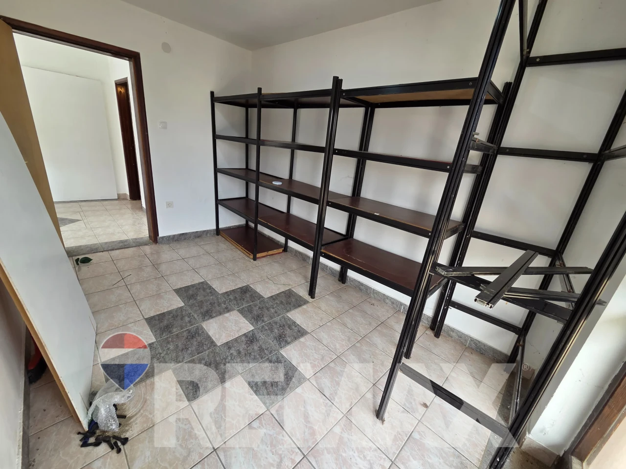 Višenamjenski poslovni prostor,50m2,više parking mjesta 5