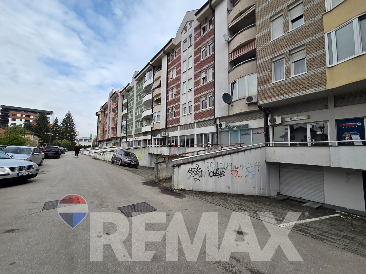 Na prodaju garaža 27m2 + parking mjesto